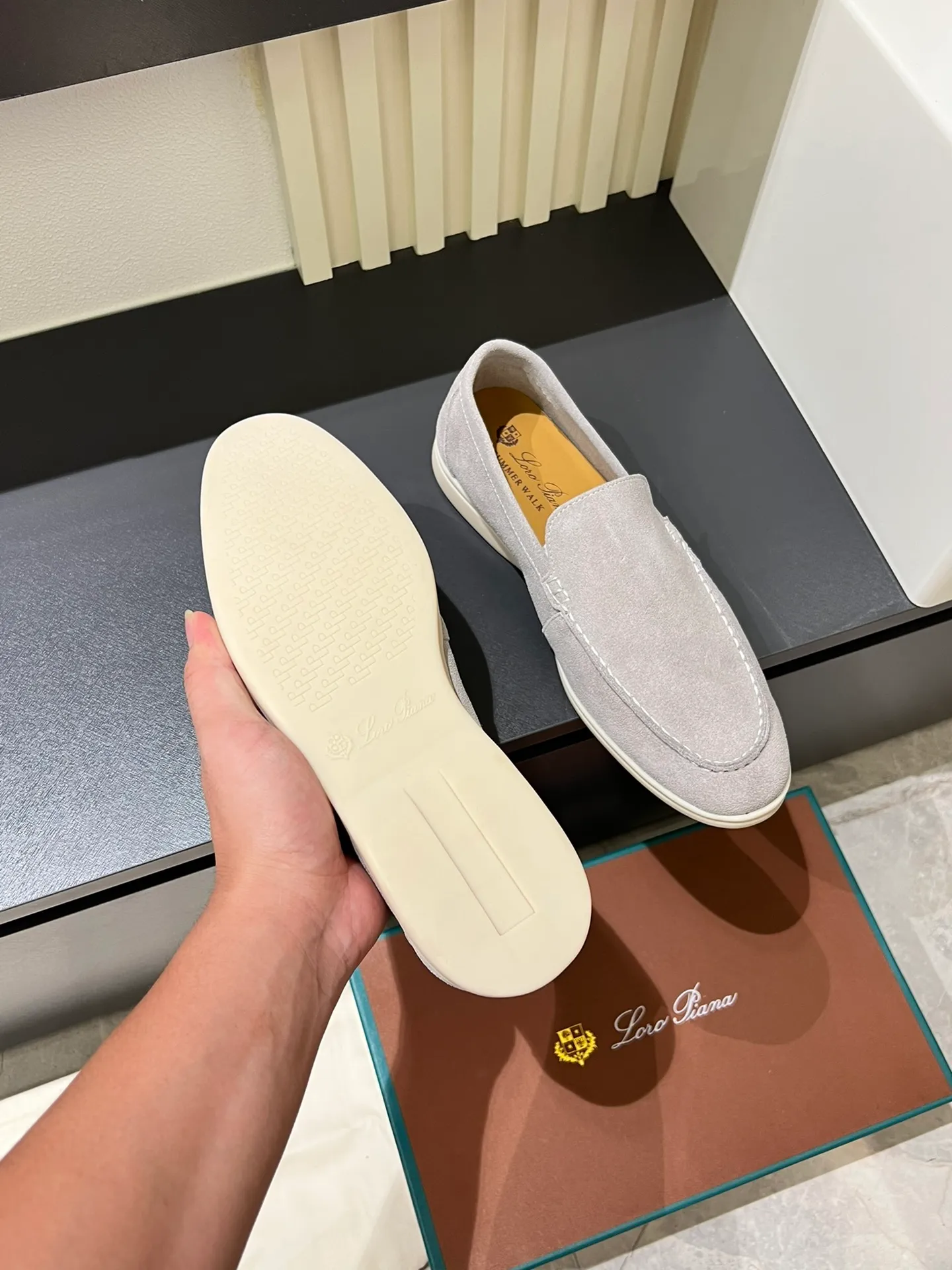 Men's shoes 💰p360 "Loro men's shoes 💰pian'*" Classic L men's shoes for couples 💰p Top version British flat loafers, a must-have item in old money style, the minimalist design is eye-catching and durable, a plus point for dressing The soft foot feel and texture are outstanding. They don’t scratch your feet and are very nice. They are matched with soft and waxy soles. They can be worn daily for a long time without getting tired. They are easy to wear, versatile and classic items, with perfect foot feel and texture! Imported cashmere fabric, the lining is made of imported A-grade water-dyed cow lining, the top version of the genuine leather midsole is sewn with pure handmade mark thread! Size: Female 35-40 (34. Customized) Male 38-44 (45.46. Customized)